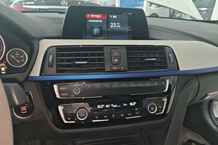 BMW 3 Series 2018 car image #13