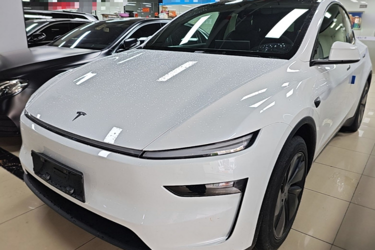 Tesla Model Y 2026 immagine di auto #2