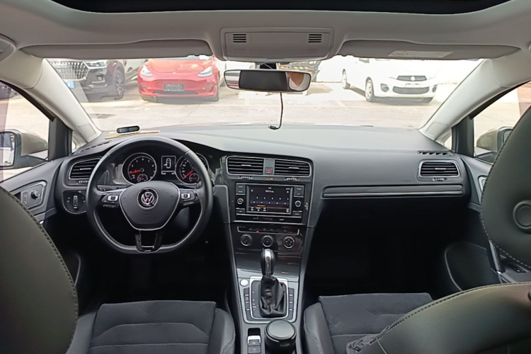 Volkswagen Golf 2018 car image #10