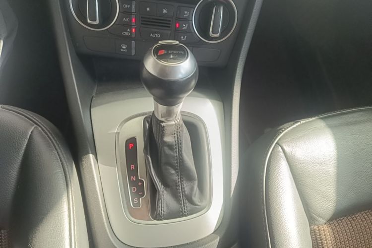 Audi Q3 2016 car image #18