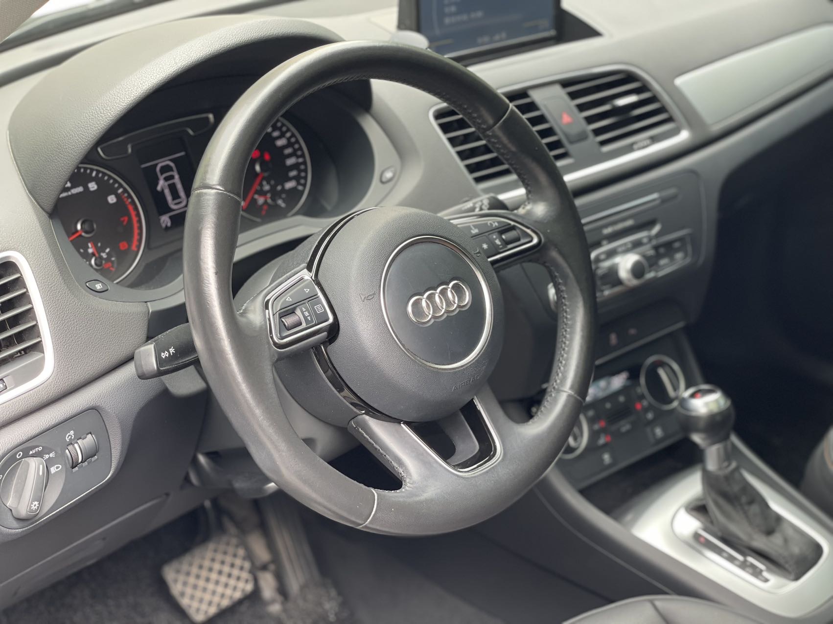 Audi Q3 2017 car image #11