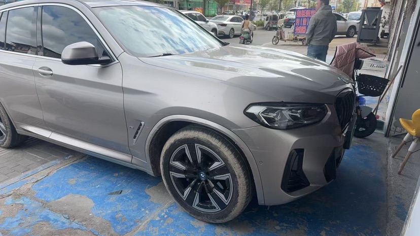 BMW iX3 2022 صورة سيارة 