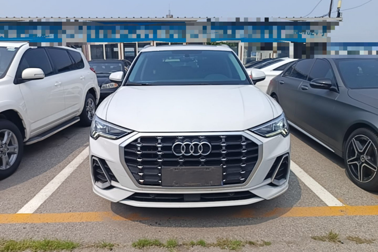 Audi Q3 2022 car image #3