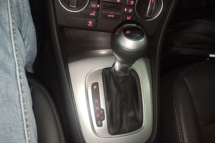 Audi Q3 2018 car image #14