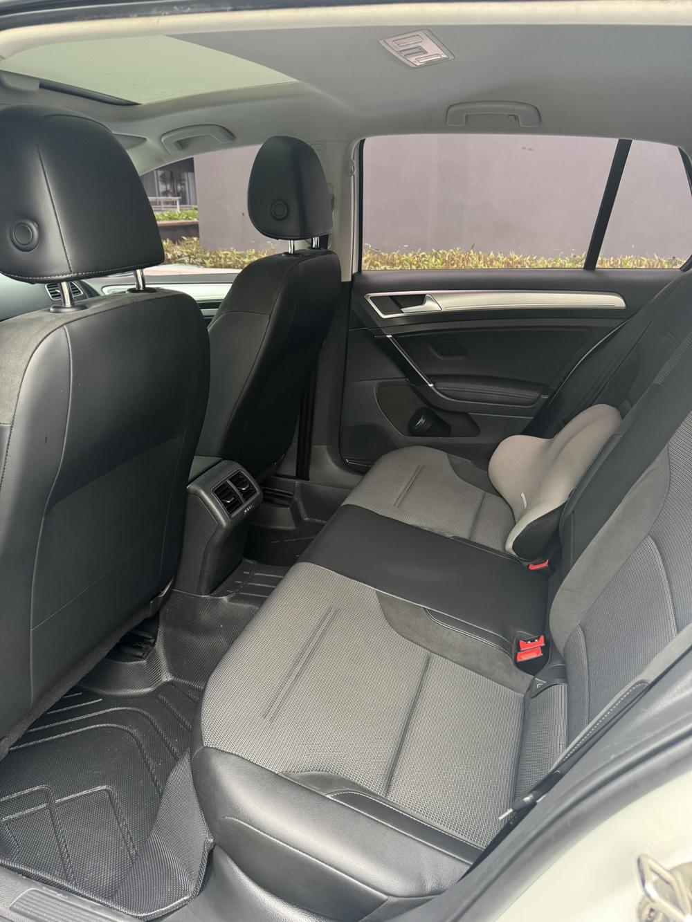 Volkswagen Golf 2018 car image #9
