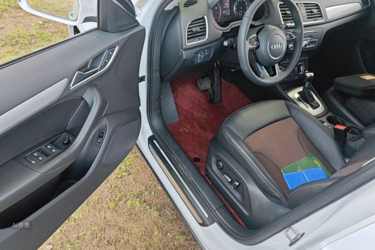 Audi Q3 2019 car image #18