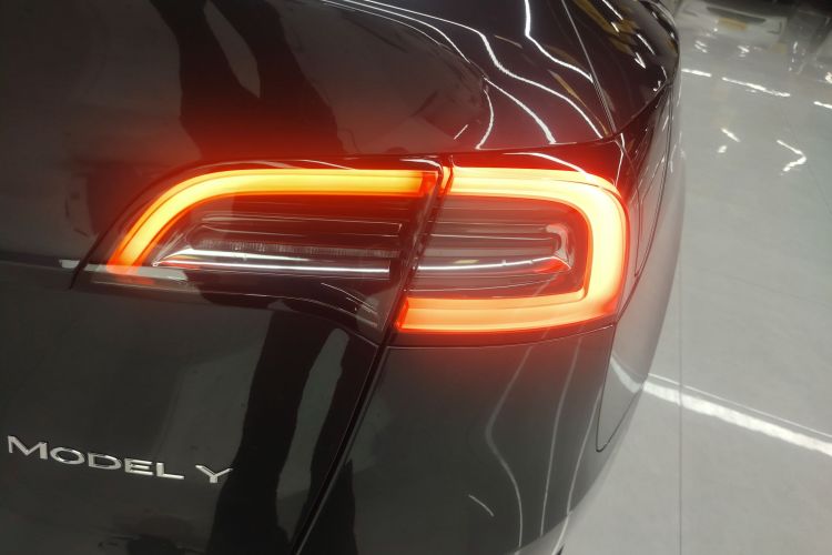 Tesla Model Y 2024 immagine di auto #8
