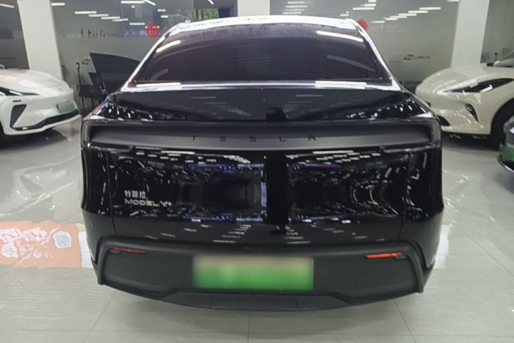 Tesla Model Y 2025 #4 Tesla Model Y 2025 car image #4