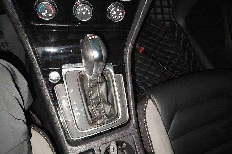 Volkswagen Golf 2020 car image #14
