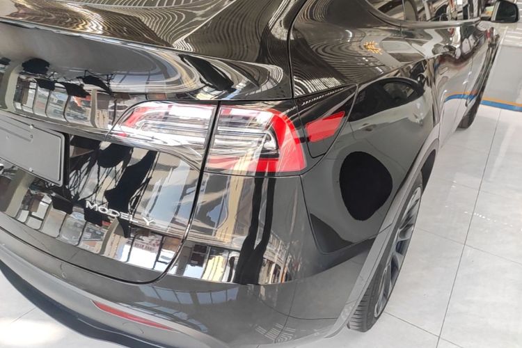Tesla Model Y 2023 car image #8