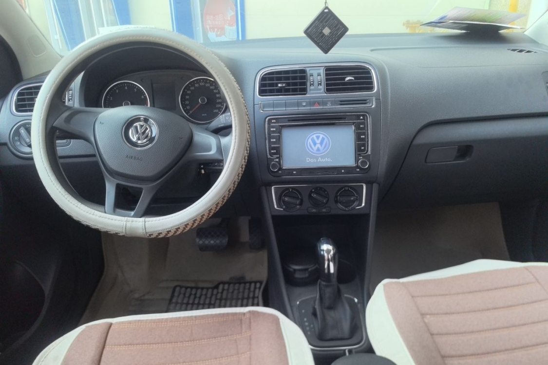 Volkswagen Polo 2014 car image #21