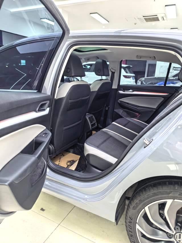 Volkswagen Golf 2023 car image #17