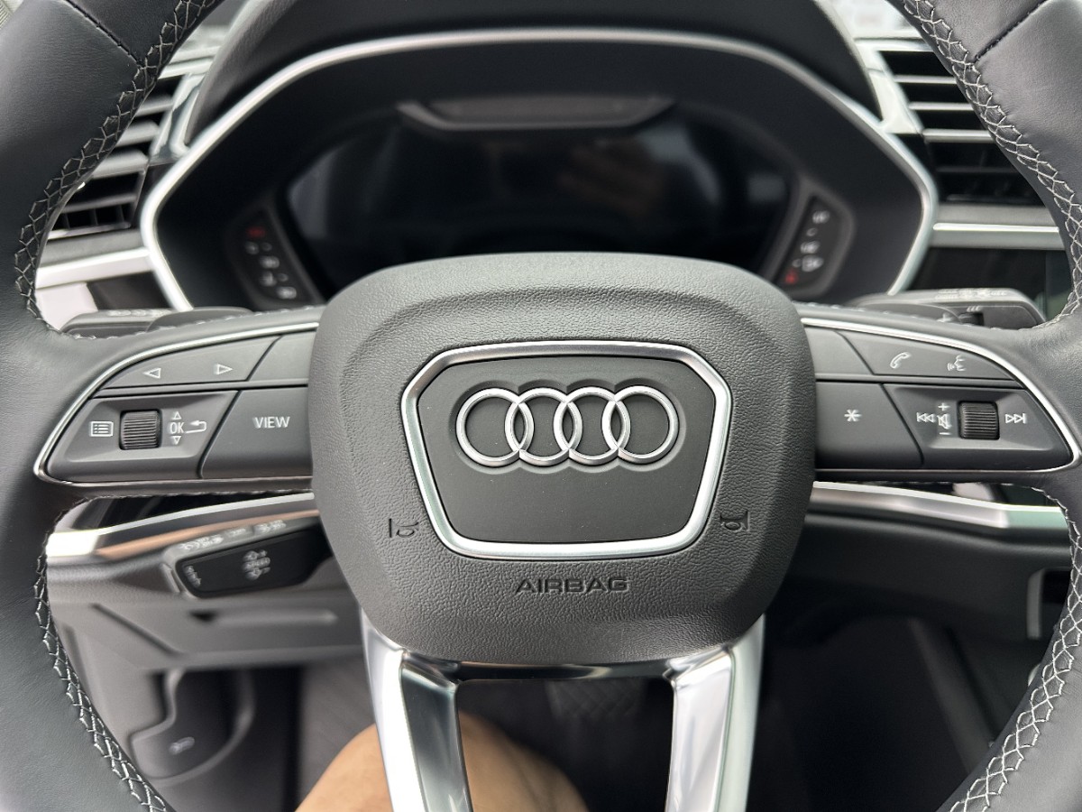 Audi Q3 2023 car image #13