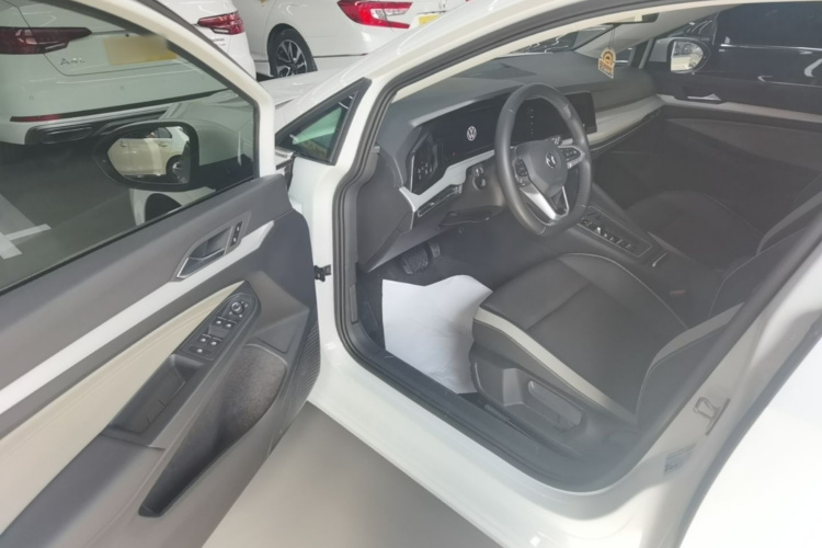 Volkswagen Golf 2023 car image #16
