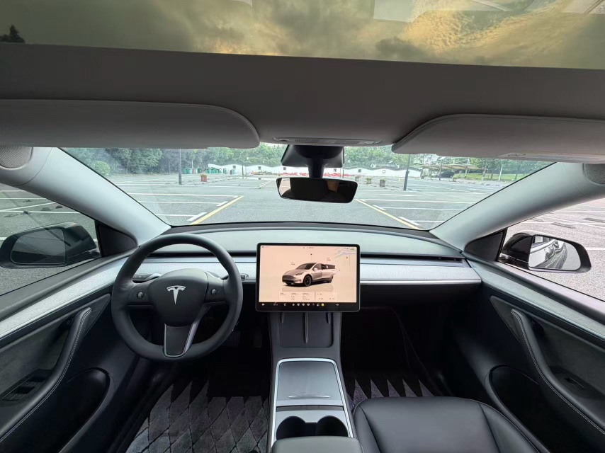 Tesla Model Y 2024 #5 Tesla Model Y 2024 car image #5