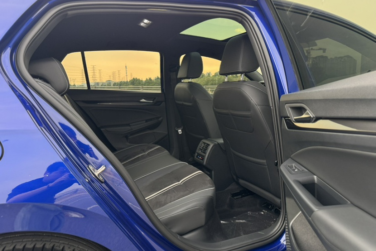 Volkswagen Golf 2021 car image #28