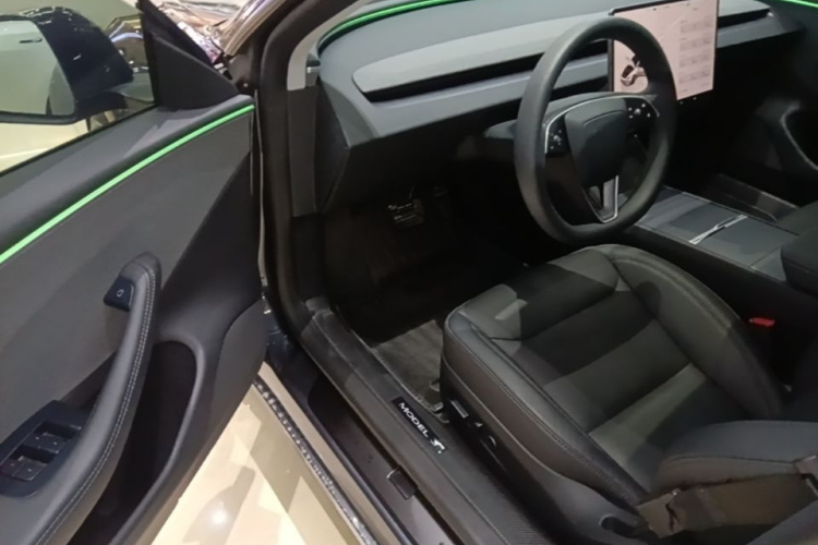 Tesla Model 3 2024 #16 Tesla Model 3 2024 car image #16