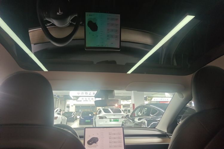 Tesla Model Y 2023 car image #18