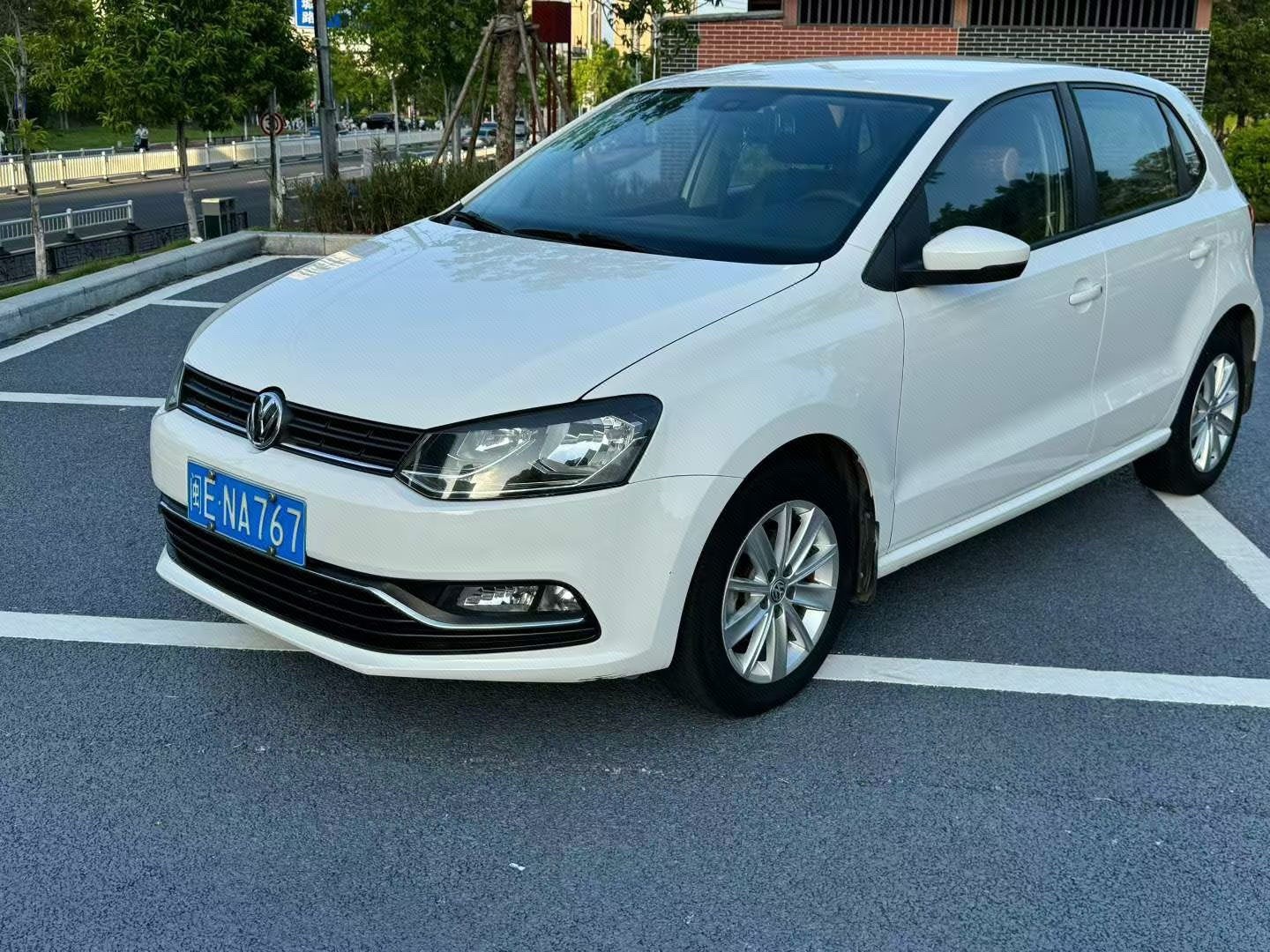Volkswagen Polo 2015 Volkswagen Polo 2015 car image