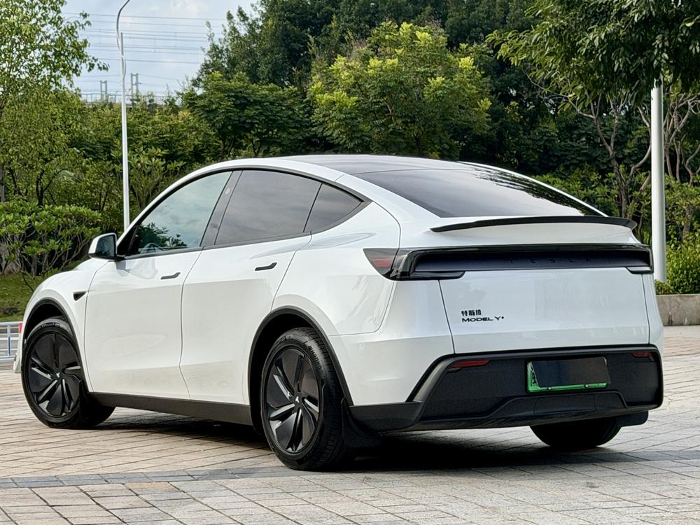 Tesla Model Y 2025 #4 Tesla Model Y 2025 car image #4