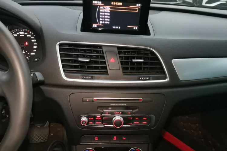 Audi Q3 2019 car image #13