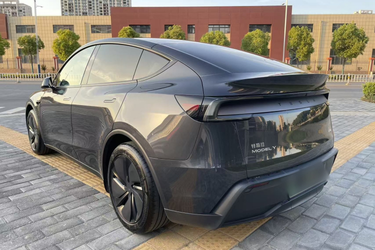 Tesla Model Y 2025 #9 Tesla Model Y 2025 car image #9