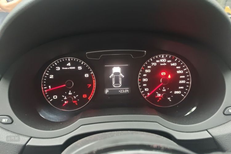 Audi Q3 2018 car image #13