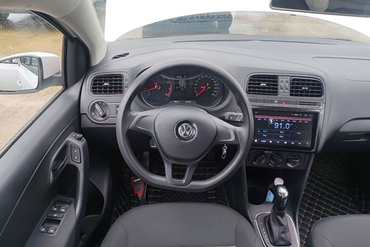 Volkswagen Polo 2017 car image #11