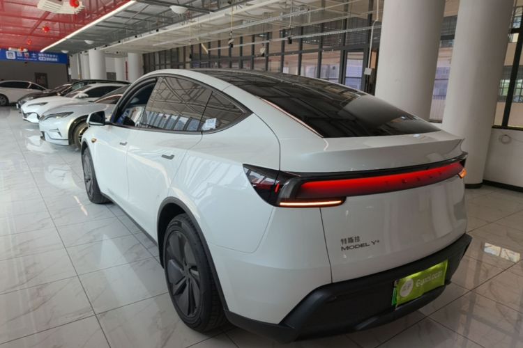 Tesla Model Y 2025 #5 Tesla Model Y 2025 car image #5