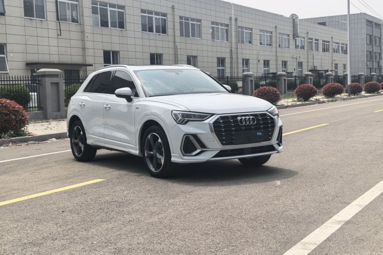 Audi Q3 2020 car image #4