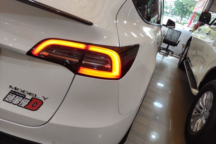 Tesla Model Y 2022 car image #8