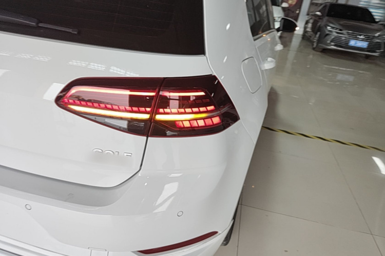 Volkswagen Golf 2020 car image #8