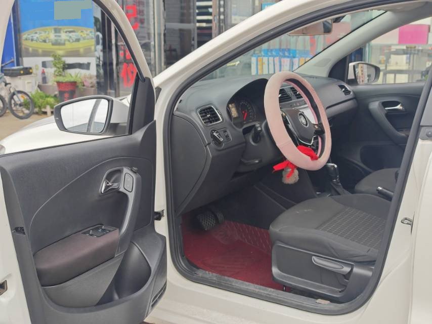 Volkswagen Polo 2018 car image #2