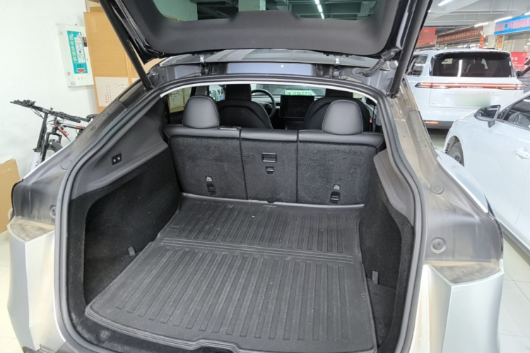Tesla Model Y 2025 imagen de coche #21