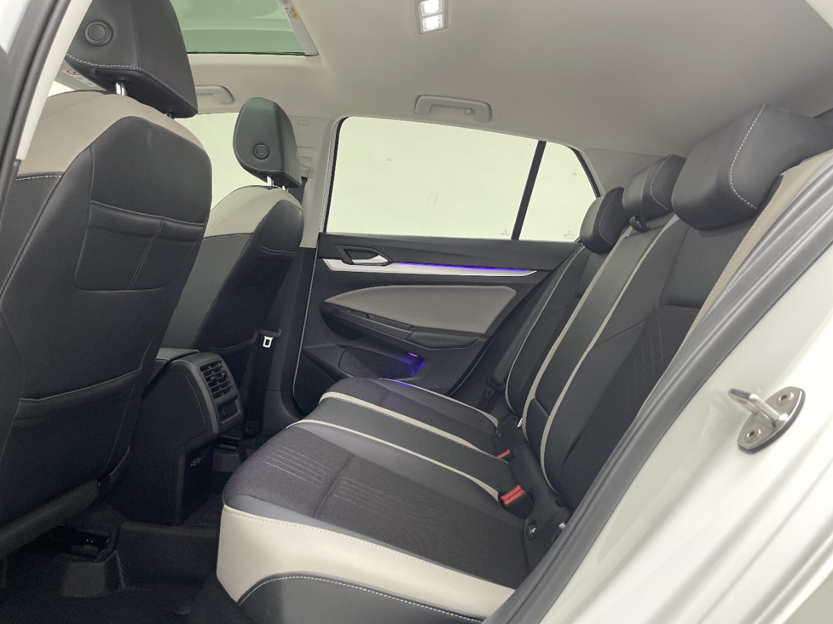 Volkswagen Golf 2023 car image #3