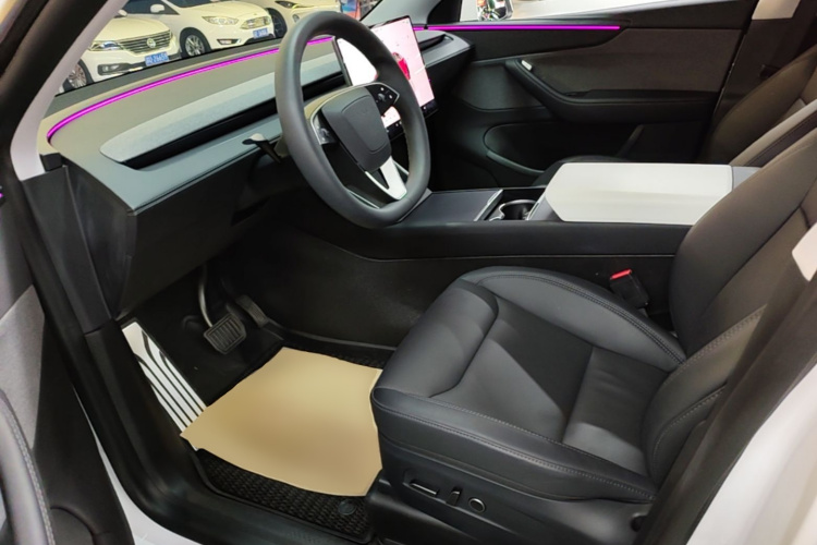 Tesla Model Y 2025 immagine di auto #15