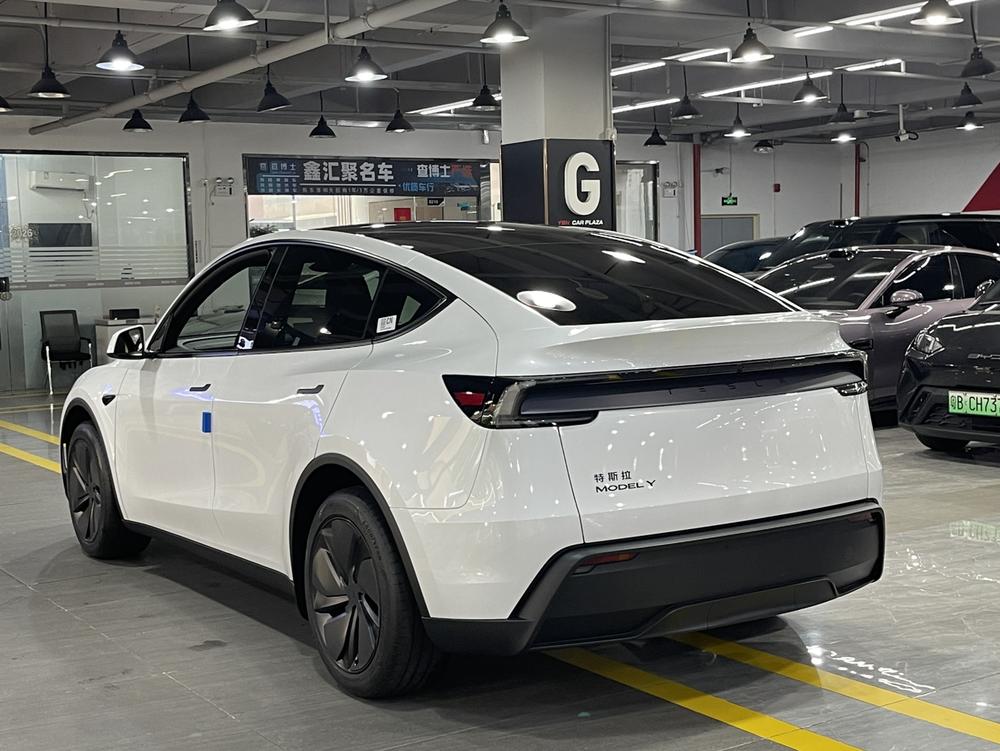 Tesla Model Y 2026 #4 Tesla Model Y 2026 car image #4