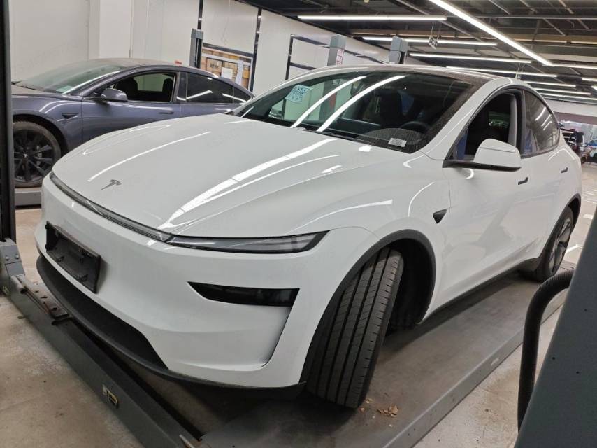 Tesla Model Y 2025 car image 
