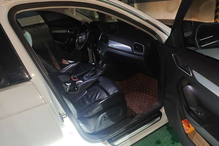 Audi Q3 2015 car image #23