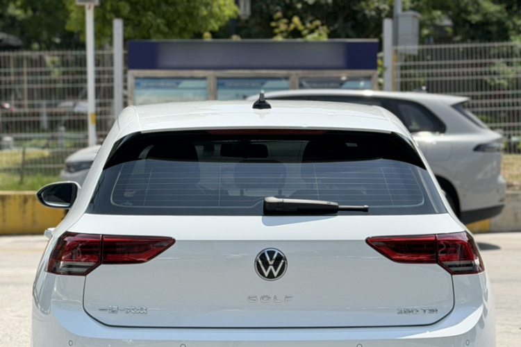 Volkswagen Golf 2023 car image #5