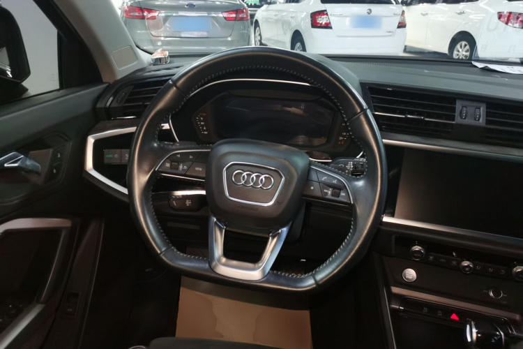 Audi Q3 2020 car image #18