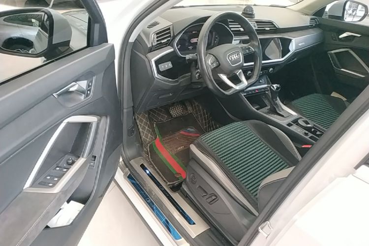 Audi Q3 2021 car image #16
