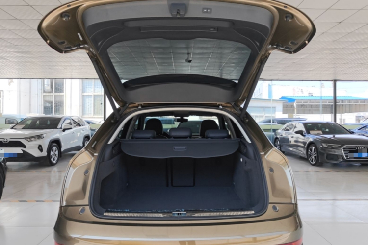 Audi Q3 2018 immagine di auto #19