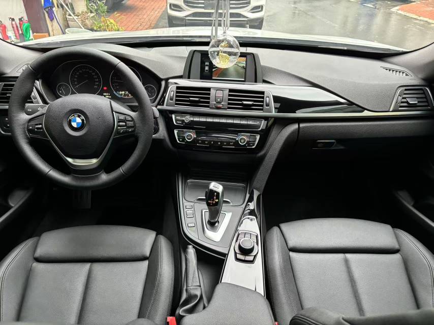 BMW 3 Series GT 2018 صورة سيارة #9