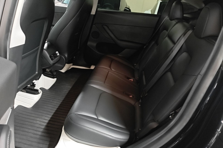 Tesla Model Y 2022 car image #17