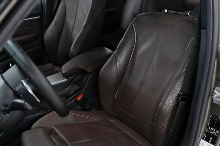 BMW 3 Series 2018 car image #13