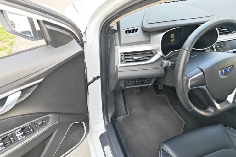 GEELY Emgrand 2019 car image #16