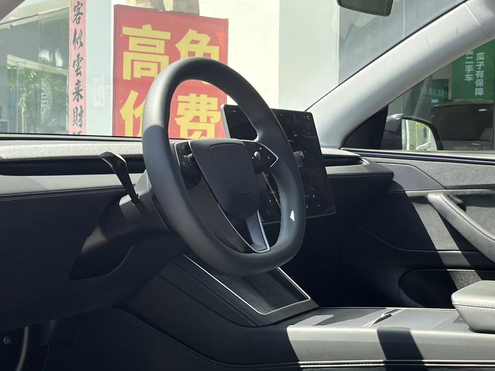 Tesla Model Y 2025 #7 Tesla Model Y 2025 car image #7