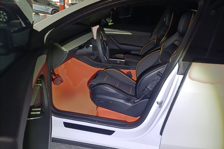 Tesla Model Y 2024 immagine di auto #16