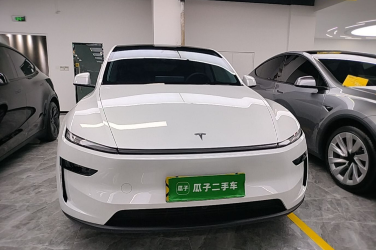 Tesla Model Y 2025 car image #3